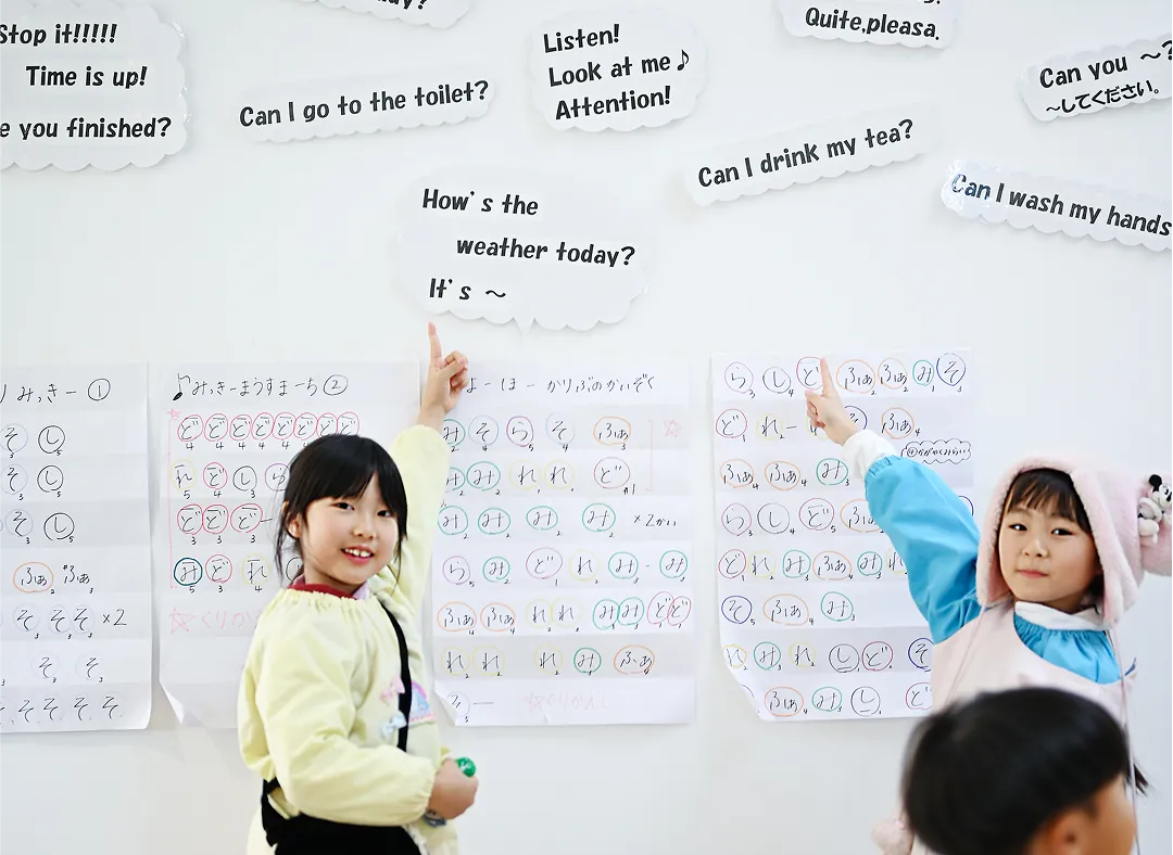 ネイティブ講師と英語を楽しむ園児たち