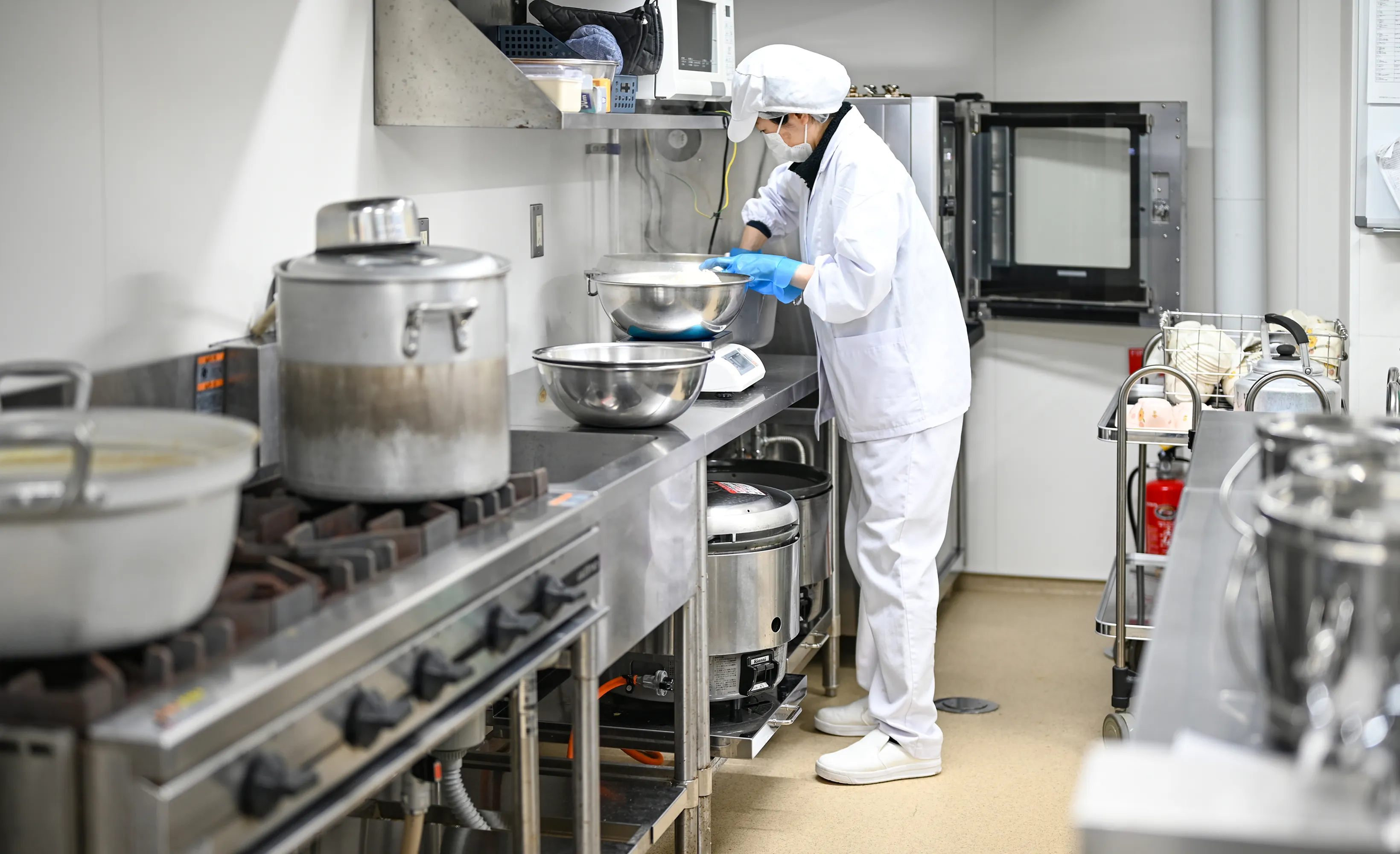 オープンキッチンの調理室