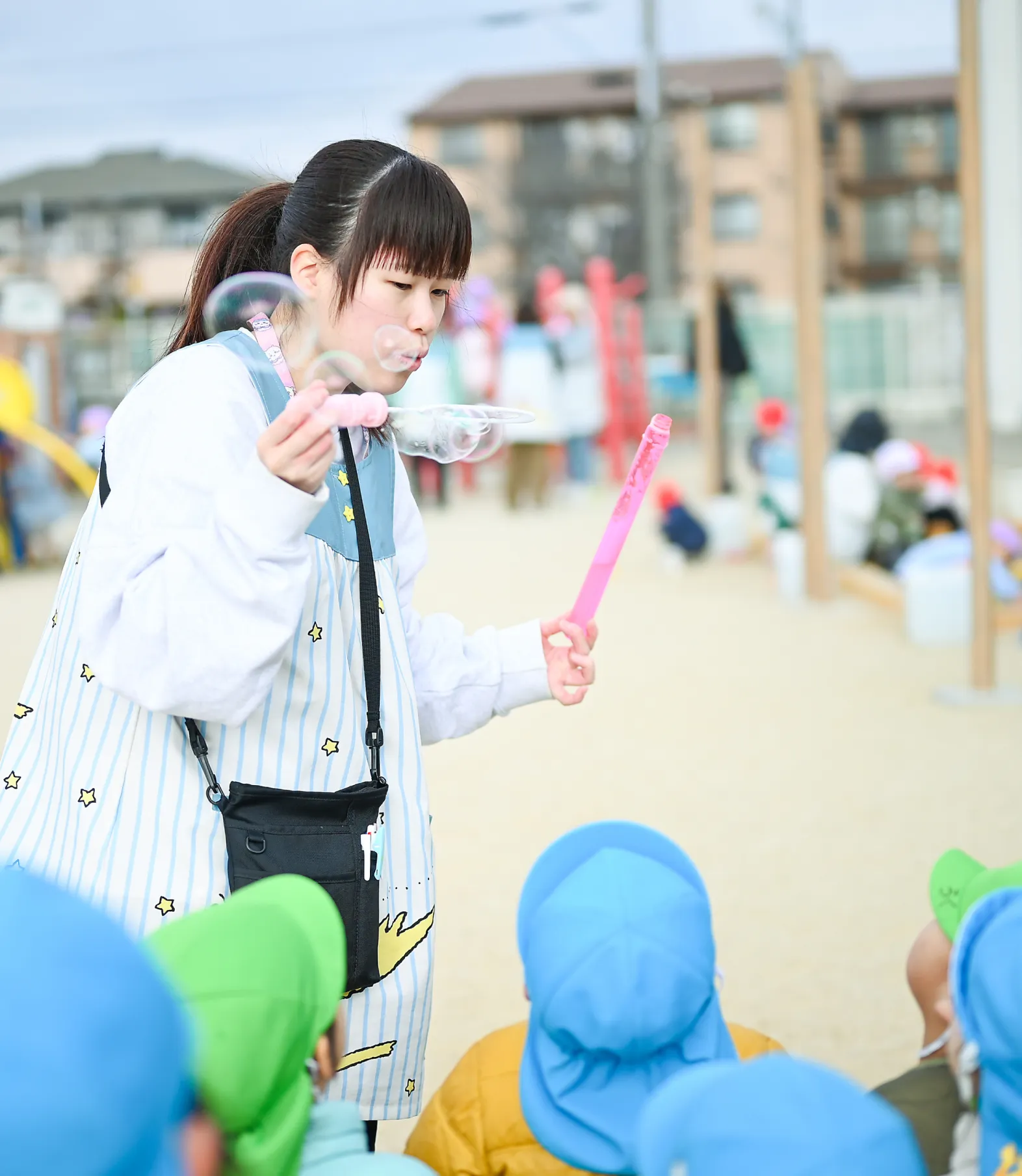 笑顔のスタッフとこどもたち