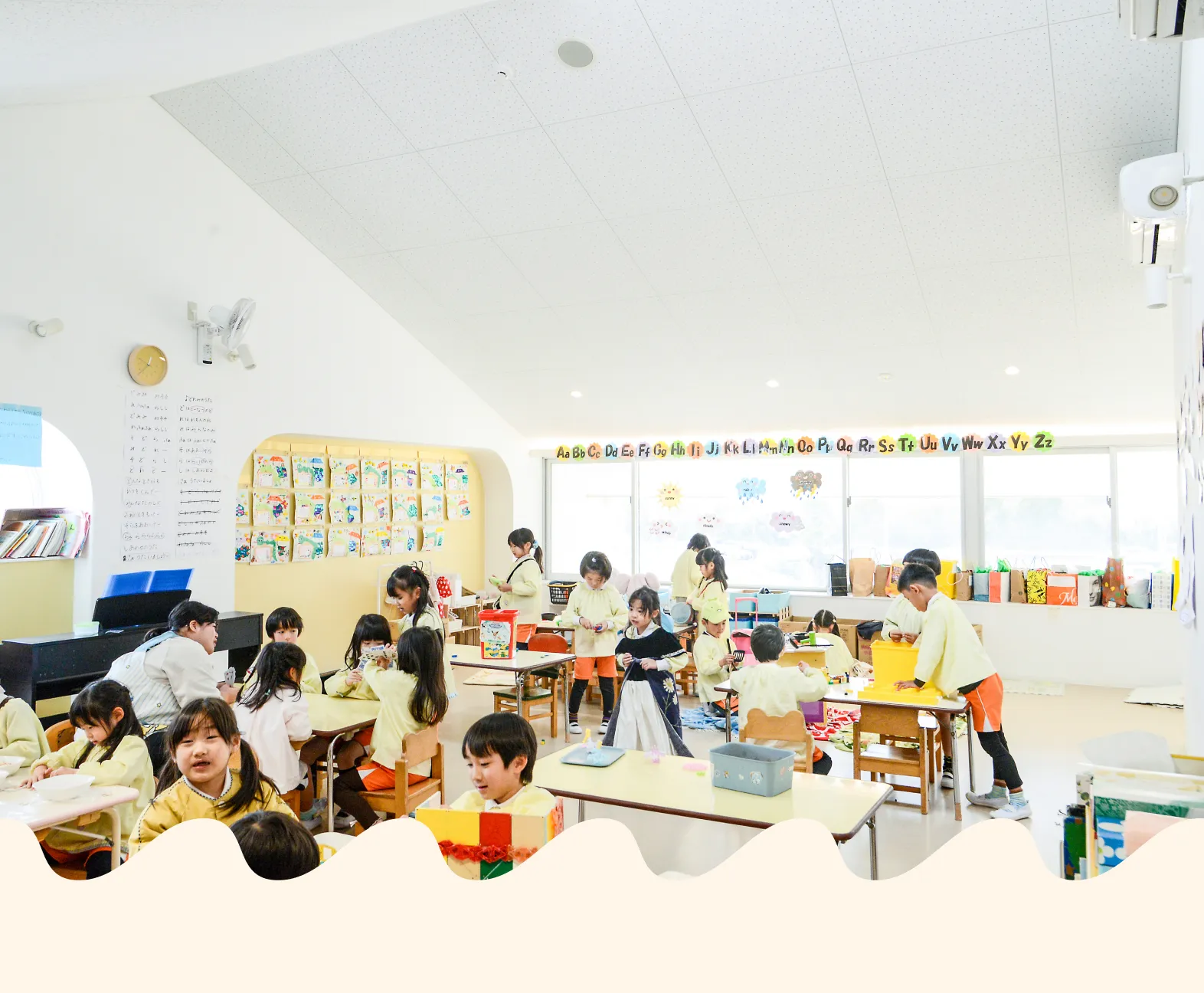 子供たちが園庭で楽しく遊んでいる写真