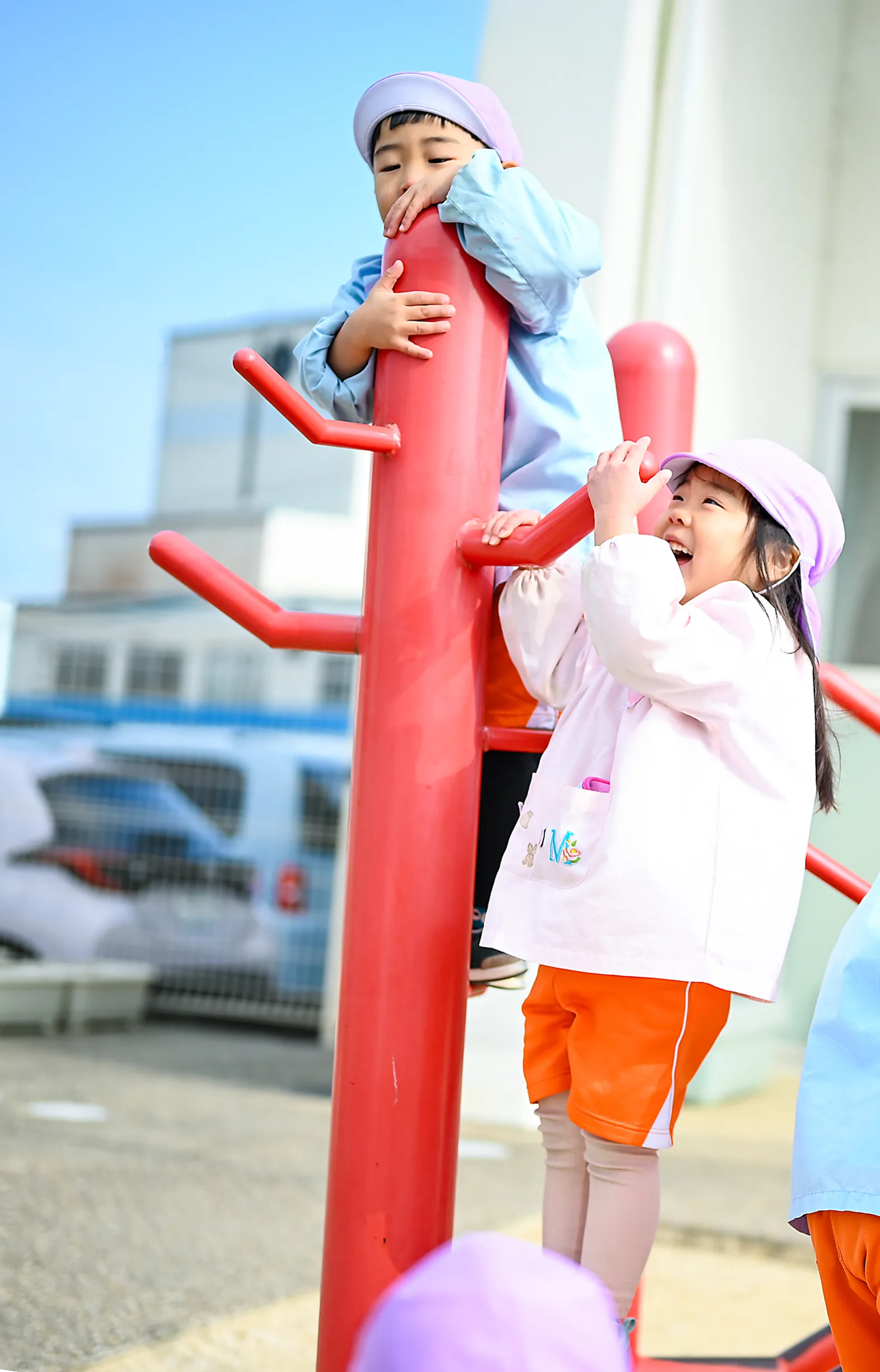 大東くちなしの花こども園の園庭で子供達が楽しそうに遊んでいる写真