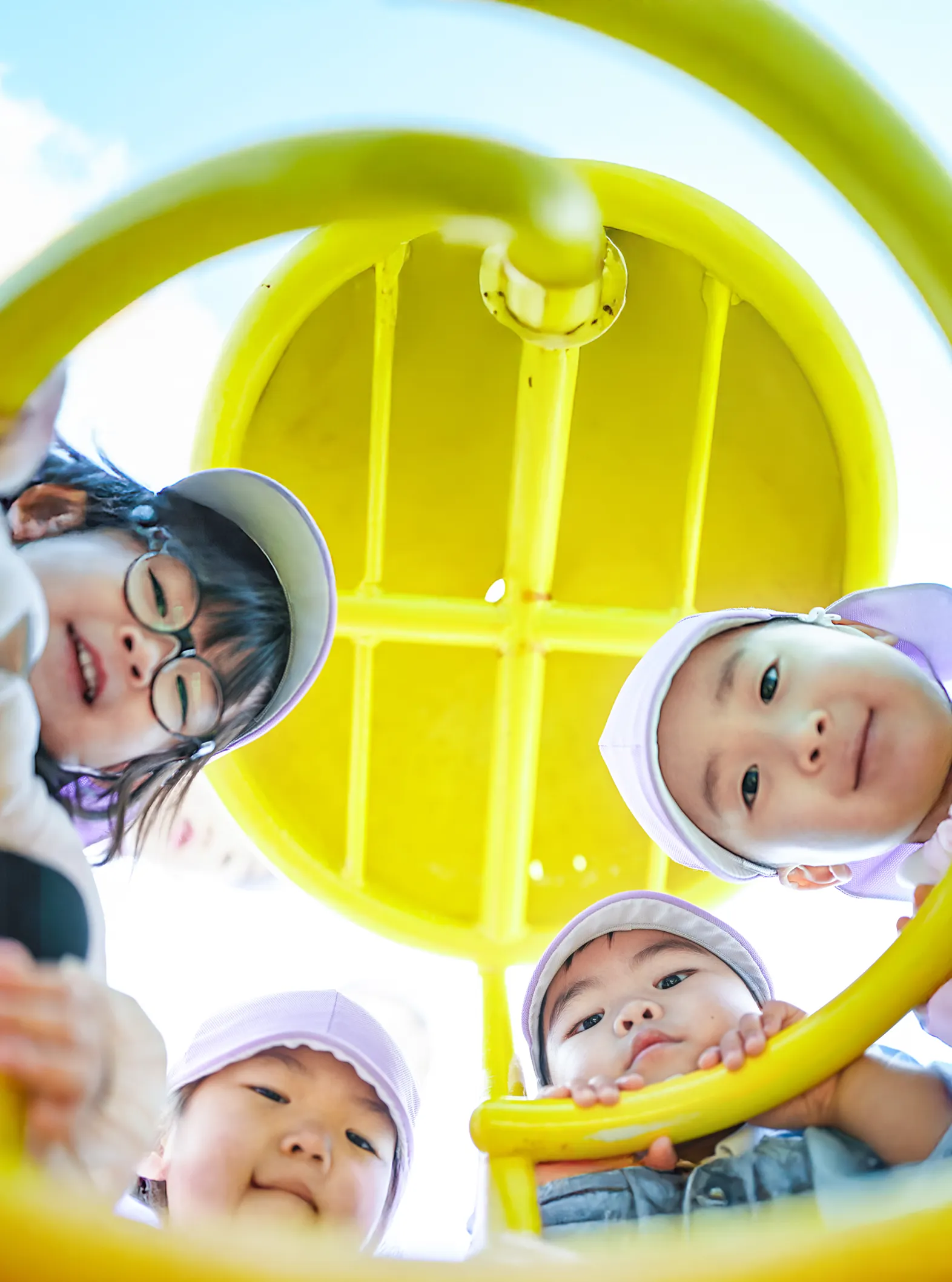 子供達が楽しそうに遊んでいる写真